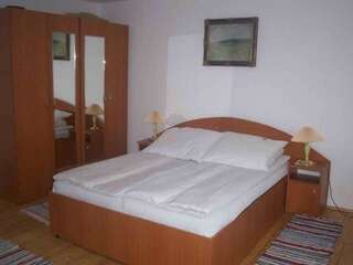 Отели типа «постель и завтрак» Kaffai Panzio Извору Мурешулуй Двухместный номер с 1 кроватью или 2 отдельными кроватями-1